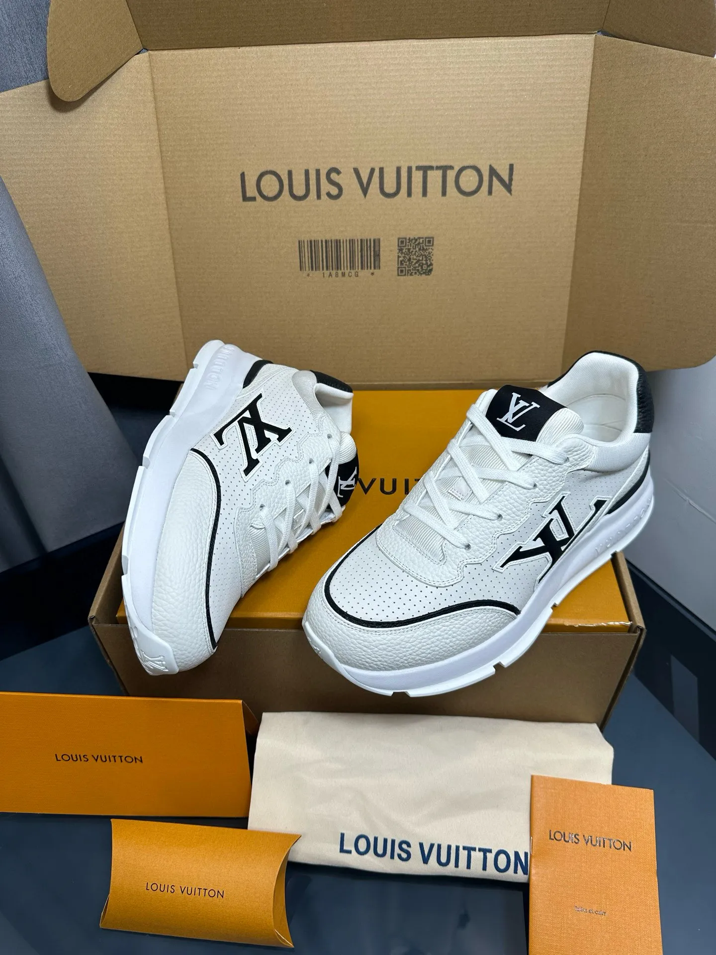 Factory price: 700💰🌈LV | Louis Vuitton 2025𝐬𝐬 🧡💚2025 spring and summer new style top version‼ ️The original version is the same. The counter focuses on the latest casual shoes and new hard goods🆕 ❥Purchasing agent level! Full of high-end feel! A popular model among bloggers at home and abroad, it’s retro and fashionable, and looks stunning on your feet! Wear a lot of happiness! The official website's main recommendation★ ━━━━━ ЅᏇєєt ━━━━━ ▪️Upper: Original custom-made imported calfskin fabric ▪️Inner: breathable gauze imported from Italy ▪️Outsole: rubber foam ➕t men's men's shoes 💰u high-end outsole ▪️Color: nine colors available ▪️Shoe size: 35-44, (45, 46 customized)
